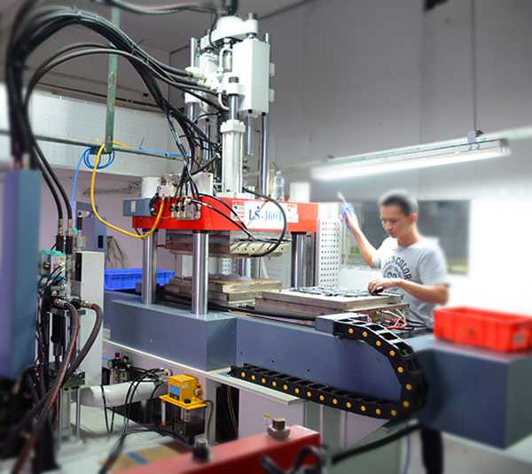 利勇安液態(tài)硅膠制品注塑機(jī) 利勇安液態(tài)硅膠制品注塑機(jī)